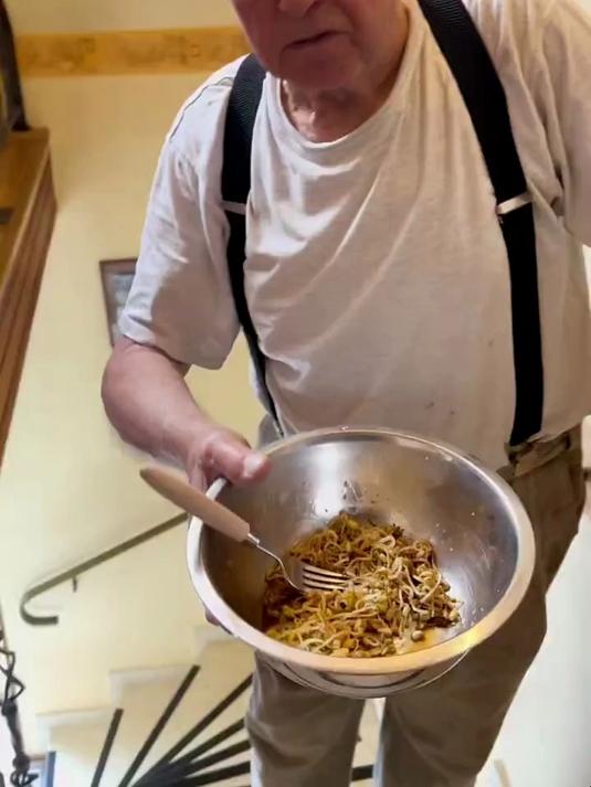 哎呀,老爷子人发豆芽都学会了。好犀利呀!