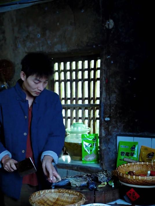 《鸡汤泡馍》土鸡炖出的风味,让每一口都洋溢着家的味道!