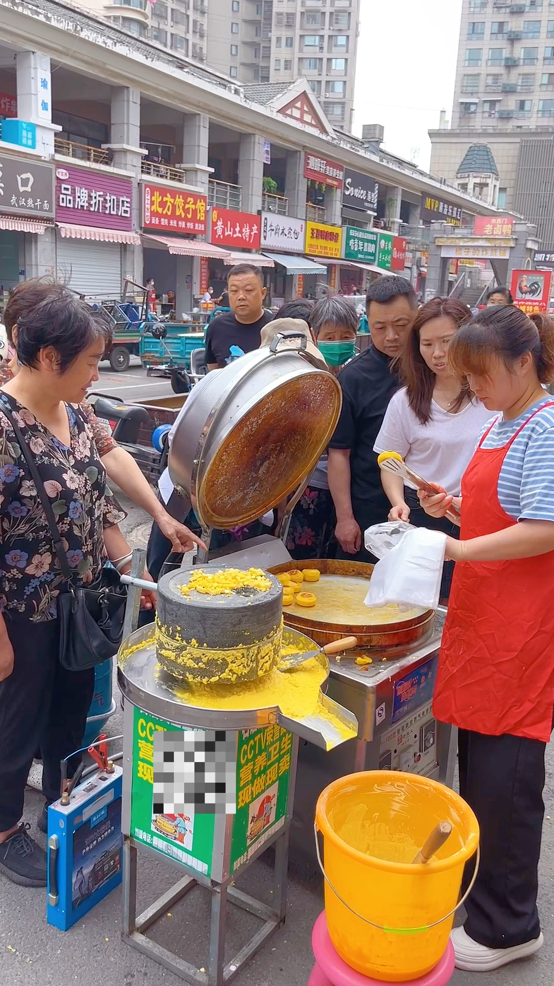 石磨玉米饼是没有南北口味差异的地域美食,学会这个手艺每天出摊都被包围
