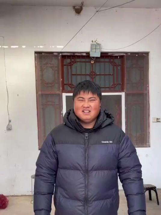 大哥跟大嫂从城里回来过元旦，一家人聚在一起包饺子