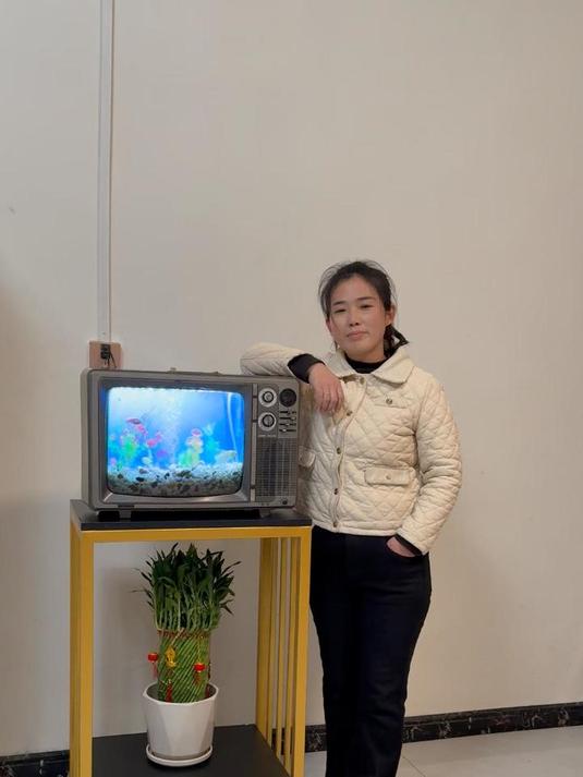 农村漂亮媳妇用80年代的老电视改造了一个梦幻的电视机鱼缸
