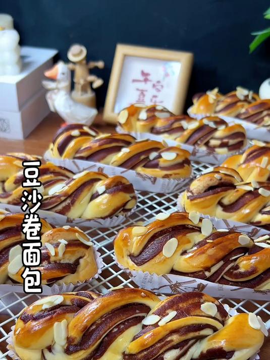 香甜好吃的豆沙卷面包来咯