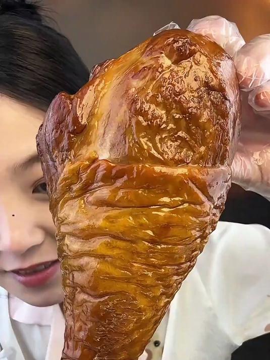 巨无霸火鸡腿，熏烤火鸡腿又大又过瘾，淡淡的烟熏味好吃还不柴
