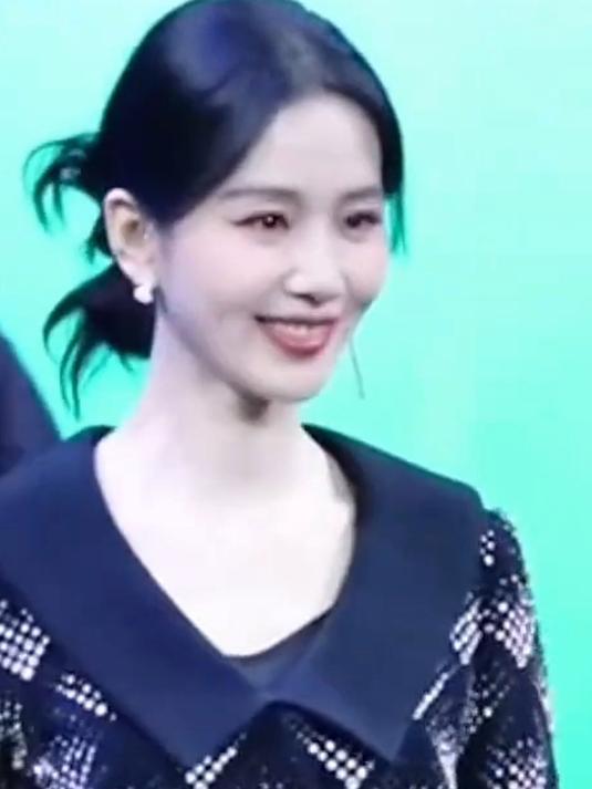 刘诗诗黑色闪亮高定套装又现天鹅颈!论走红毯的气质咱诗没输过!