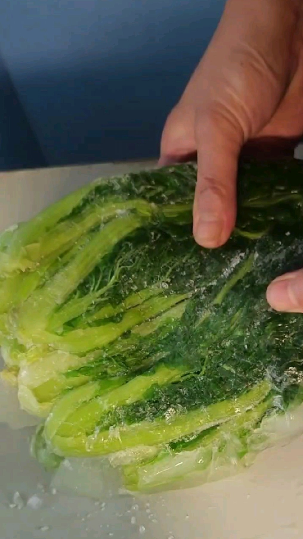 土豆干炖排骨真是绝配,再用冻小白菜炖个汤暖暖胃