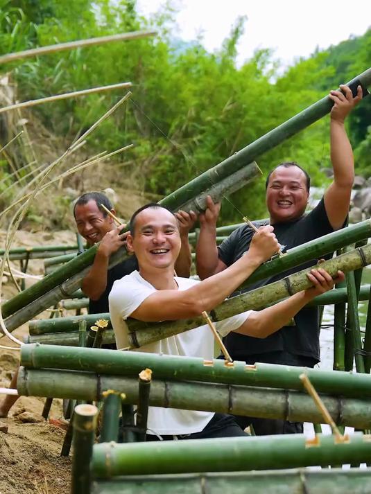 大河发现大莽鱼，潜入水底跟踪，发现足迹后沿岸布置蝎子钓