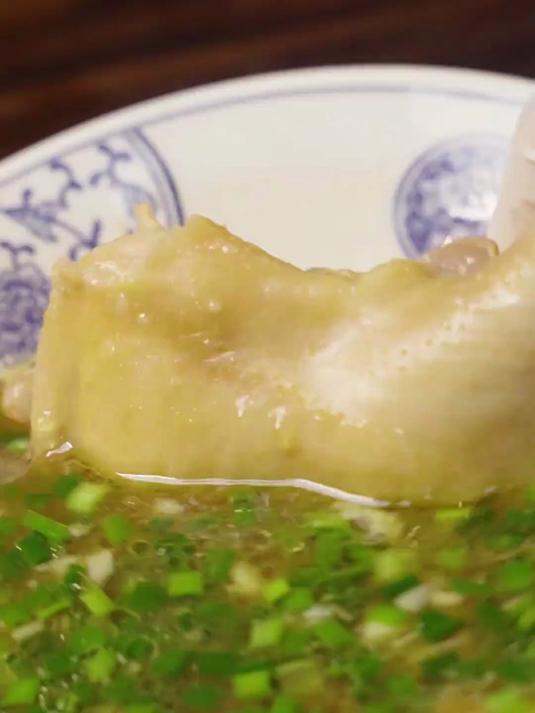 入口即化的鲜嫩鸡腿肉淋上用精华鸡露制作的秘制酱汁！浓郁鲜香