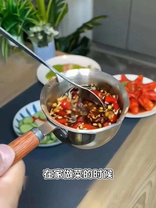 不锈钢胡桃木柄泼油锅!材质耐烧,炸菜泼油超顺手
