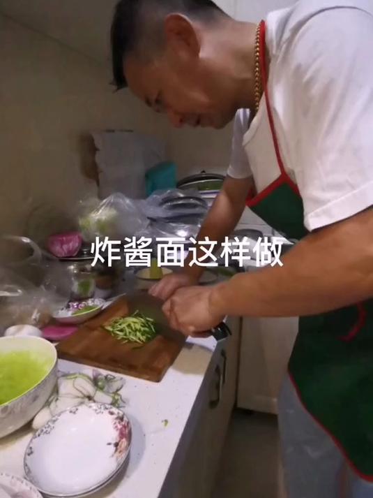 老北京炸酱面，酱一定要现炸现吃 #美食#