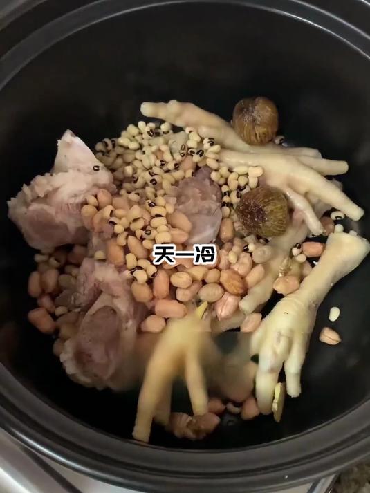排湿木瓜花生鸡爪汤：排出湿气，舌苔厚腻大便溏全解