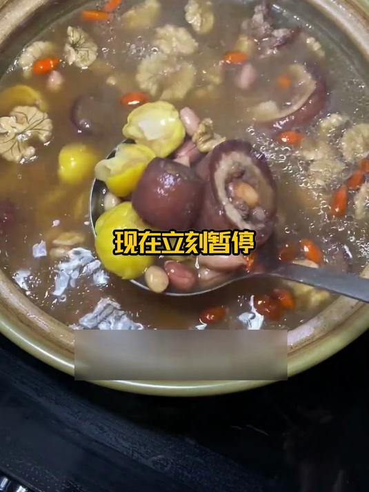 这碗黑豆猪尾汤,居然把喝奶茶攒的甜腻感全冲了!