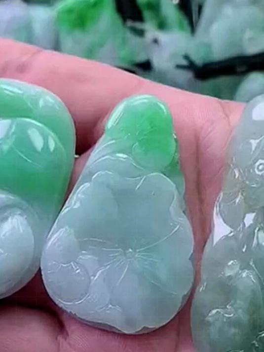 鱼荷珠宝吊坠,精心雕琢,鱼戏荷花充满意趣