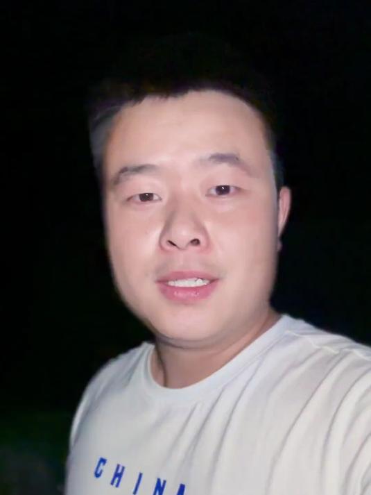 我们把耕耕的生日给忘了，他半夜自己买了生日蛋糕