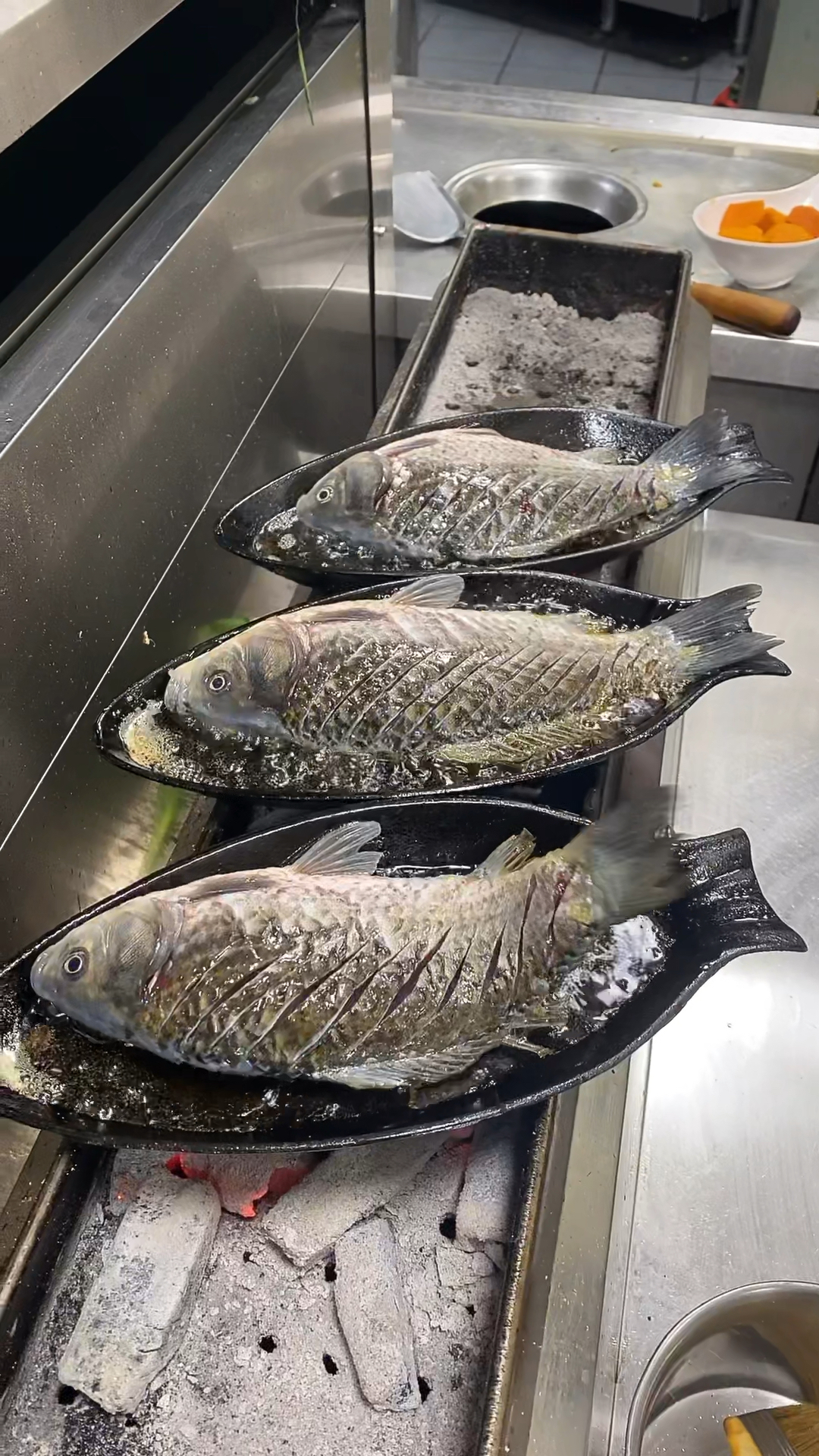 烧烤美食铁板鲫鱼
