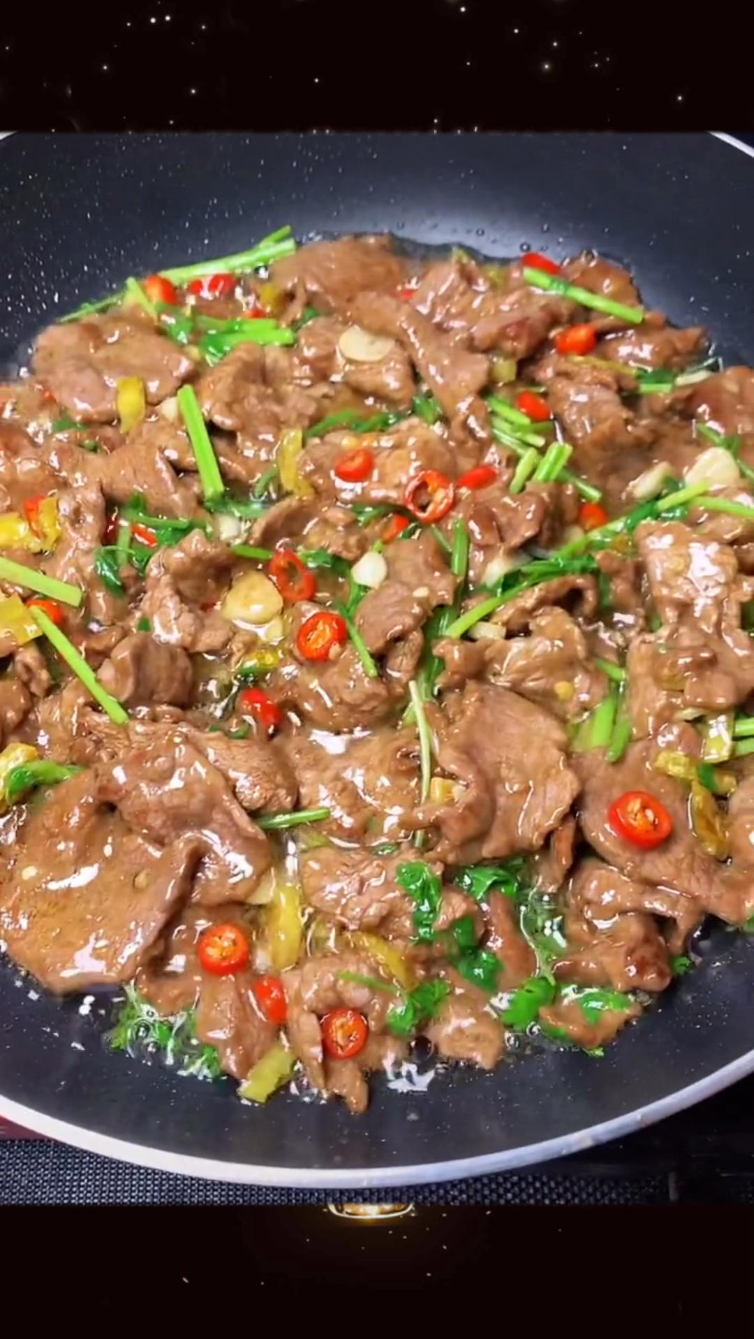 美食天下:这道家常小炒牛肉的做法送给你。希望你们喜欢!