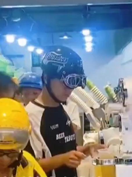 全民“薅羊毛”导致外卖平台爆单,店员累到崩溃。网友:骑手都在帮忙打包了