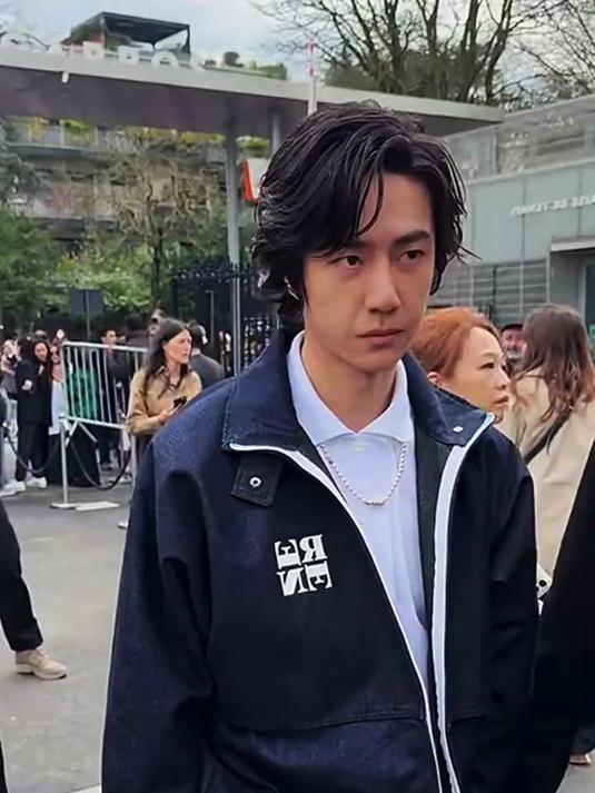 29岁王一博出席巴黎时装周,这发型好酷,眼神也好酷!#娱乐圈
