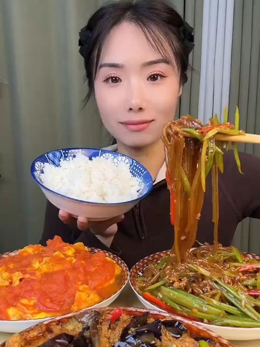 翠绿芹菜炒粉爽滑烧茄子绵软西红柿炒蛋裹汁拌米饭香到舔盘
