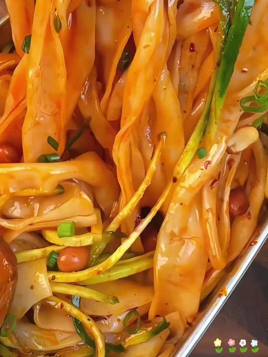 拆开包装一拌就能吃的红油和麻酱凉皮,香辣好吃太适合懒人