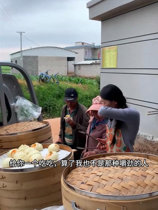 90后在农村老家卖包子,做一车包子拉到村里去卖到天黑