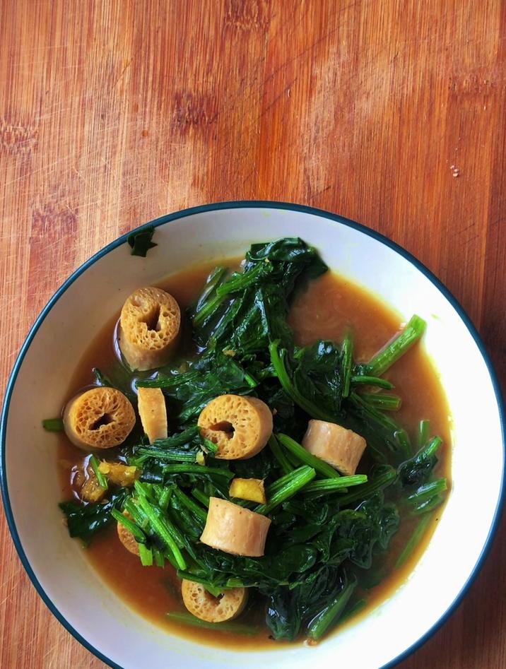 炒菠菜怎么炒最好吃,分享一道菠菜炒素鸡肠