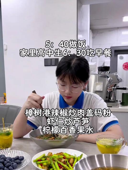 好多天没吃粉了,今天吃樟树港辣椒炒肉粉,一人一碗超满足。