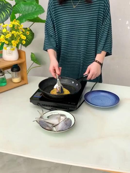 现在人真聪明！煎鱼铲设计科学，防烫手柄 + 防粘铲面超贴心