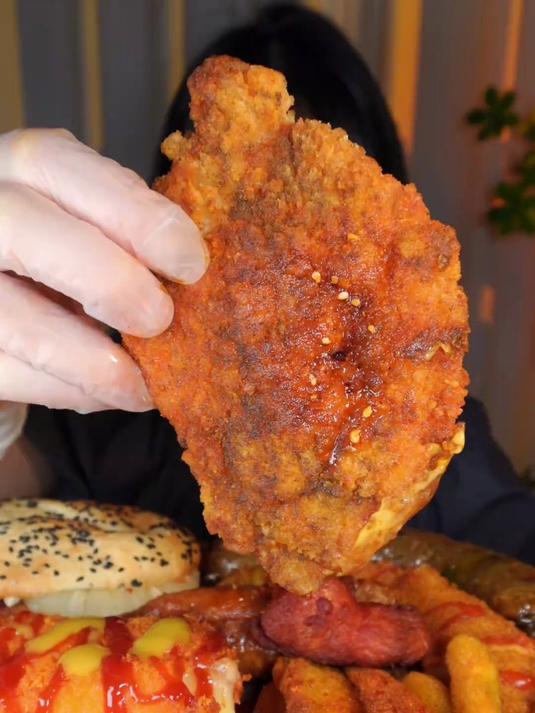 鸡排汉堡鸡翅包饭让肠 这一顿也太幸福啦 哈哈