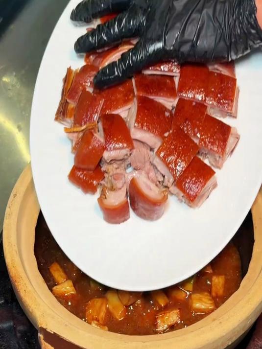 美味的脆皮羊肉煲