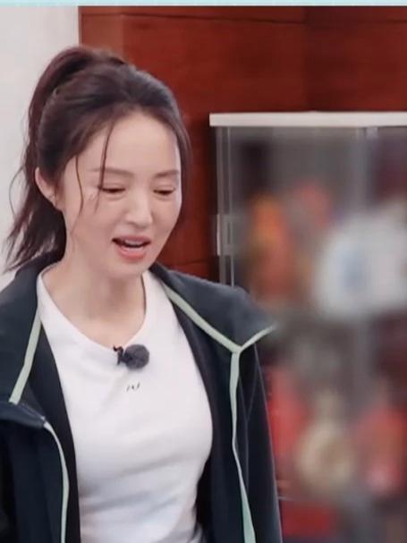董璇对着张维伊的丑饺子，一顿猛夸，一下就把张维伊整成翘嘴了