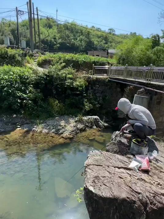 大石头旁的石斑鱼又大又多,还很好钓