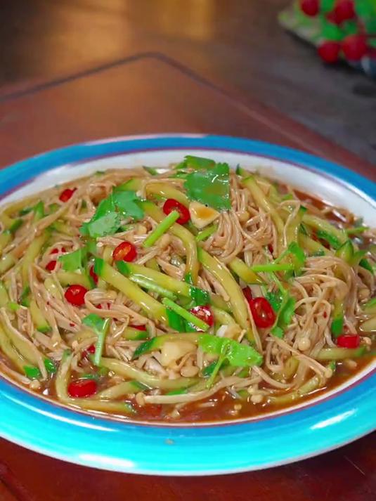 在黄瓜里倒入开水,出锅就可以解锁一到夏天特别受欢迎的菜