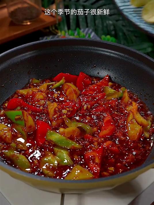 这个季节的茄子很新鲜,用它做了鱼香茄子