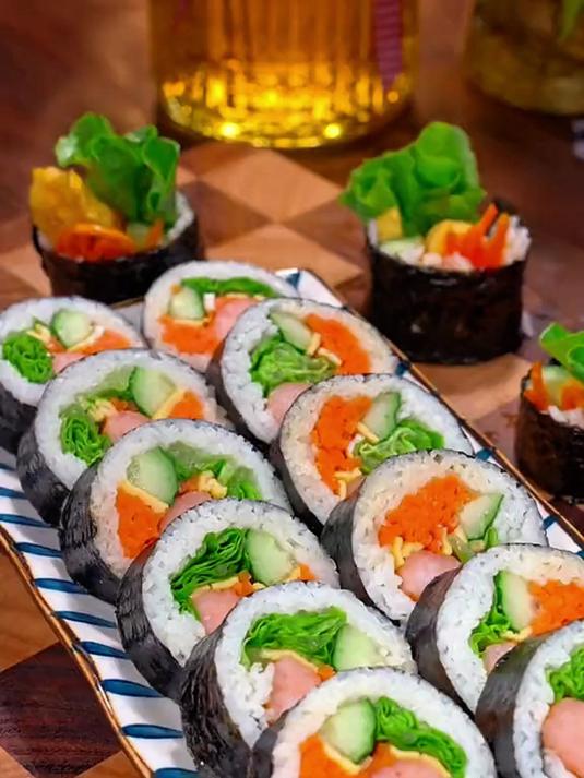 寿司很受小朋友的欢迎,自己在家做很简单