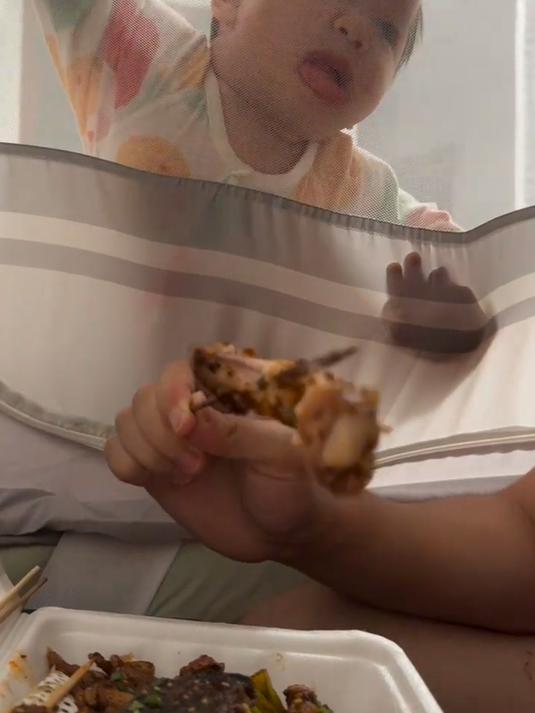 爸爸吃夜宵，11个月大“吃货”宝宝隔蚊帐馋坏，小表情超萌