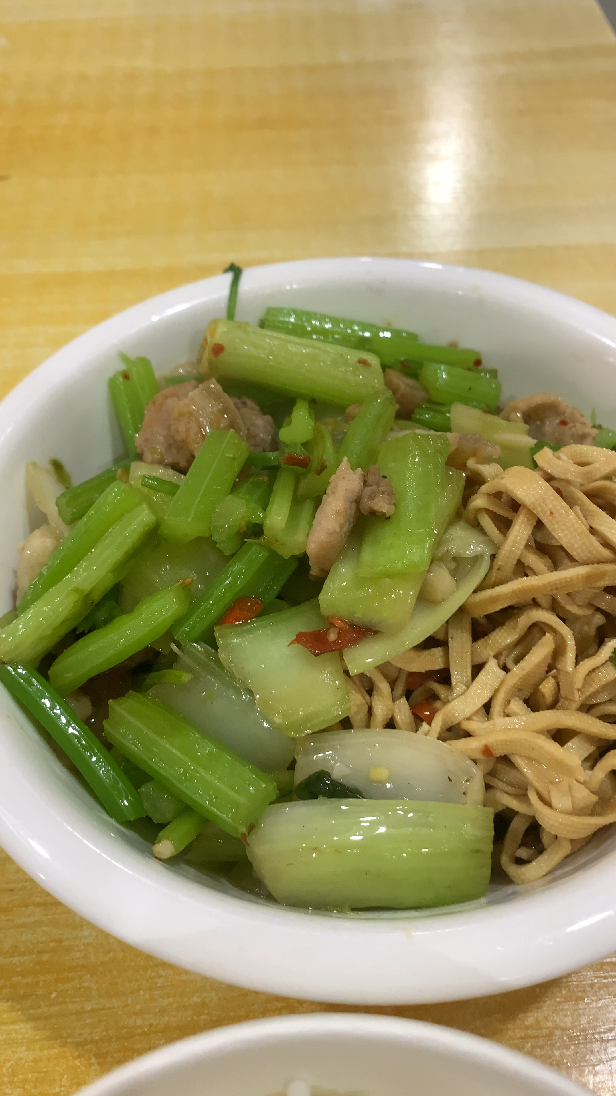 这就是公司食堂工作餐四菜一汤,饭菜管够才12