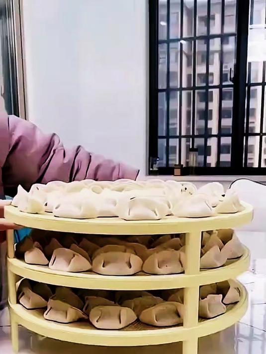 家里爱包饺子的用这个饺子帘,可以装非常多饺子,真的好用!