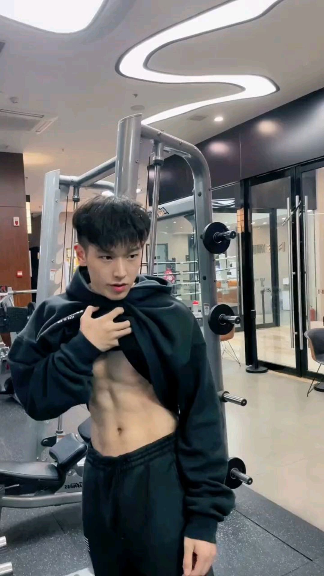 健身房秀肌肉