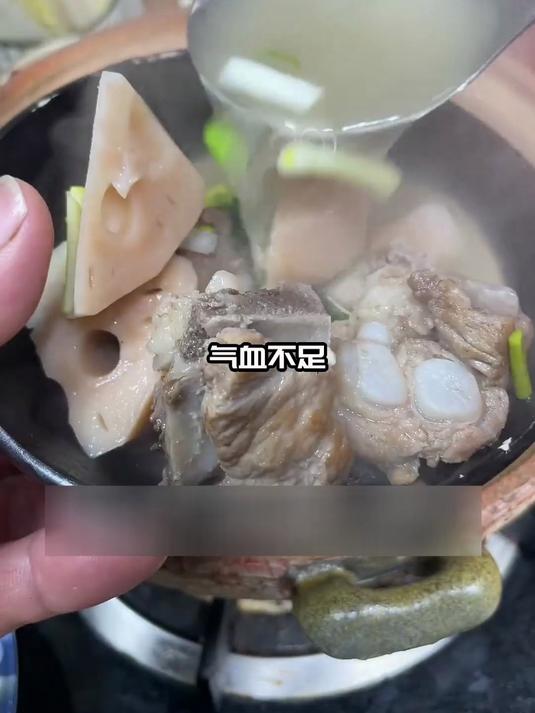 夏季祛湿汤!莲藕排骨汤 + 薏米,清热祛湿身体变轻快