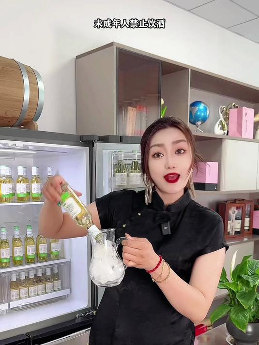 千万别再去喝啤酒了,小瓶白葡萄酒,一人一杯刚刚好