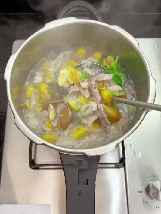 潮汕人夏季最爱的开胃汤鲜味美，做的简单，这样做的猪肉片嫩滑多汁，多加一步汤汁水香甜好喝