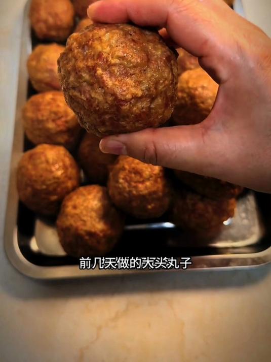 今天给大家分享一个大头丸子的做法