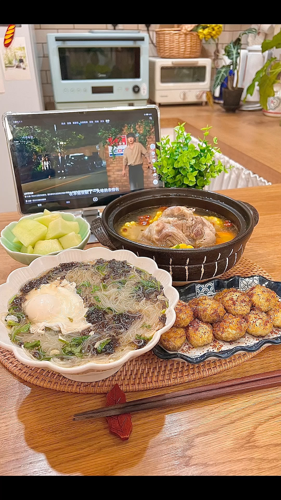 一人食今天吃紫菜米粉,炸口蘑,玉米大骨汤