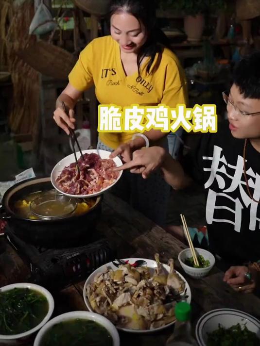 海南人的农村生活，今天吃大公鸡脆皮火锅，不一样的吃法太奢侈了