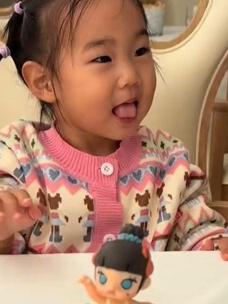 小女孩五岁生日妈妈给其定制蛋糕,只因为小孩是泡泡玛特狂热爱好