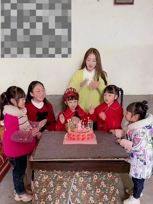 欣悦生日切蛋糕，捣蛋老爸竟然这样做，你觉得欠揍不？