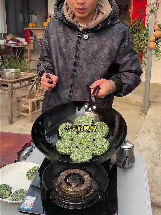 很多叶子菜都可以做菜粑粑,茼蒿做得特别香,独属我们湖北的美食
