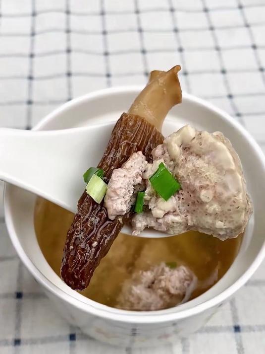 日常炖鸽子,加干羊肚菌,菌香浓郁超解馋
