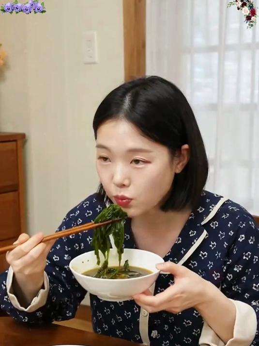 最近经常都要喝的裙带菜虾皮汤,汤鲜味美,营养丰富,做法也简单