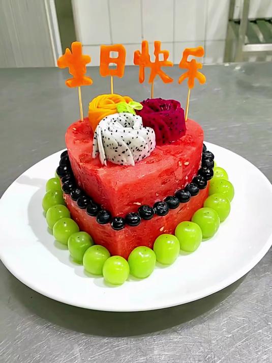 水果也可以做生日蛋糕